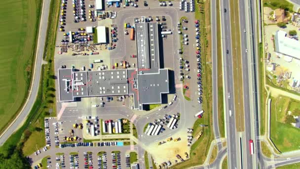 Flygfoto av industriellt lastningsområde där många lastbilar lossar Merchandis — Stockvideo