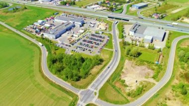 Malzeme deposunun havadan görüntüsü. Sanayi bölgesindeki lojistik merkezi yukarıdan. Lojistik merkezde yüklenen kamyonların hava görüntüsü