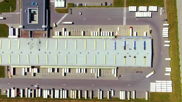 Flygfoto över varuhuset. Logistikcenter i industristadszon ovanifrån. Flygfoto över lastbilslastning på logistikcenter — Stockvideo