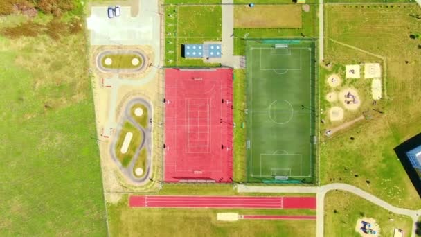 Vue de dessus, vue d'oiseau de l'université d'école avec le basket-ball, terrains de football. Sport de rue — Video