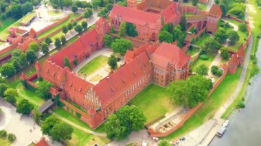 Dünyanın en büyük kara parçası olan Malbork, Malbork 'taki (Zamek w Maborku, Ordensburg Marienburg) Töton Kalesi' nin havadan görünüşü, UNESCO Dünya Mirası Bölgesi, Polonya