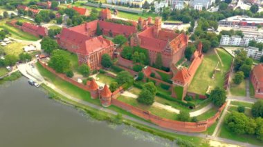 Dünyanın en büyük kara parçası olan Malbork, Malbork 'taki (Zamek w Maborku, Ordensburg Marienburg) Töton Kalesi' nin havadan görünüşü, UNESCO Dünya Mirası Bölgesi, Polonya