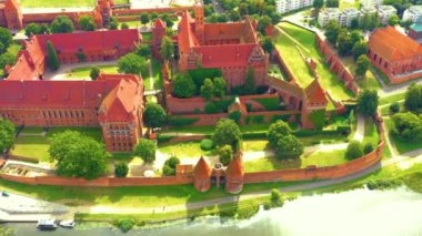 Dünyanın en büyük kara parçası olan Malbork, Malbork 'taki (Zamek w Maborku, Ordensburg Marienburg) Töton Kalesi' nin havadan görünüşü, UNESCO Dünya Mirası Bölgesi, Polonya