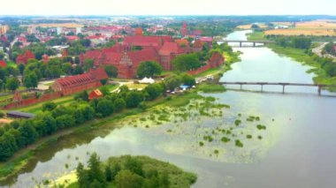 Doğu Malbork 'taki Töton Düzeni' nin kale tahkimatları. Malbork Şatosu dünyanın en büyük şatosudur..