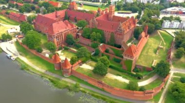 Doğu Malbork 'taki Töton Düzeni' nin kale tahkimatları. Malbork Şatosu dünyanın en büyük şatosudur..