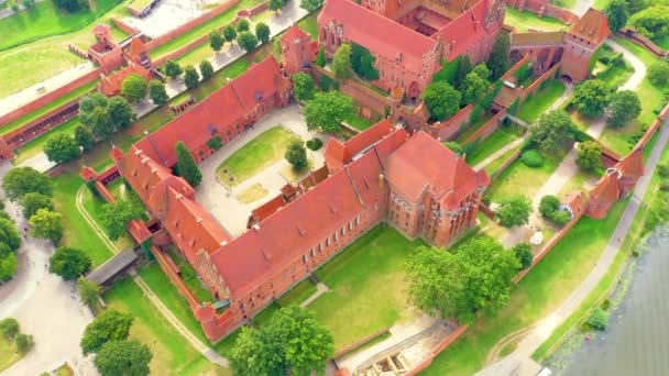 Aerial view of Castle of the Teutonic Order in Malbork, Malbork ( Zamek w Maborku, Ordensburg Marienburg ), largest by land in the world, UNESCO World Heritage Site, Poland — Vídeo de stock