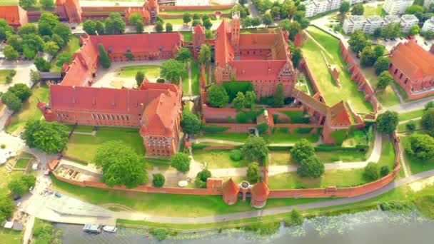 Aerial view of Castle of the Teutonic Order in Malbork, Malbork ( Zamek w Maborku, Ordensburg Marienburg ), largest by land in the world, UNESCO World Heritage Site, Poland — Stock Video