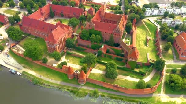 Aerial view of Castle of the Teutonic Order in Malbork, Malbork ( Zamek w Maborku, Ordensburg Marienburg ), largest by land in the world, UNESCO World Heritage Site, Poland — Stock Video