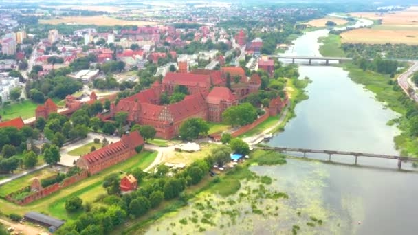 Zamkowe fortyfikacje Zakonu Krzyżackiego w Malborku ze wschodu. Zamek w Malborku jest największym zamkiem na świecie mierzonym powierzchnią lądową. — Wideo stockowe