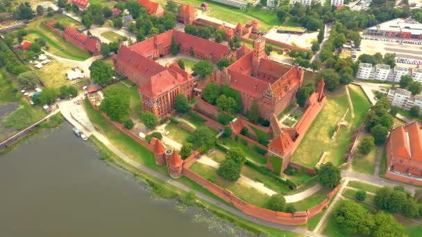 Zamkowe fortyfikacje Zakonu Krzyżackiego w Malborku ze wschodu. Zamek w Malborku jest największym zamkiem na świecie mierzonym powierzchnią lądową. — Wideo stockowe