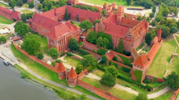 Malbork on the Nogat river the largest medieval brick castle from the bird 's eye view — стоковое видео