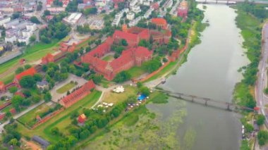 Dünyanın en büyük kara parçası olan Malbork, Malbork 'taki (Zamek w Maborku, Ordensburg Marienburg) Töton Kalesi' nin havadan görünüşü, UNESCO Dünya Mirası Bölgesi, Polonya