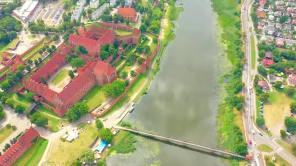 Malbork, Pommeren / Polen Panoramisch uitzicht op het middeleeuwse Teutoonse Ordekasteel in Malbork, Polen - Hoge Kasteel en St. Mary kerk — Stockvideo