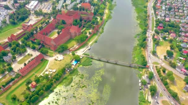 Malbork, Pomerania / Poland  Panoramic view of the medieval Teutonic Order Castle in Malbork, Poland - High Castle and St. Mary church — Vídeo de Stock