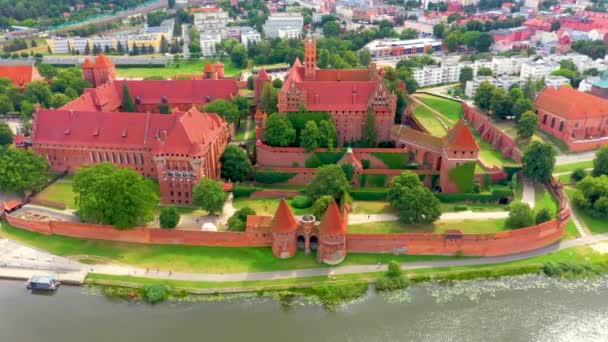 Castle of the Teutonic Order in Malbork is a 13th-century castle located near the town of Malbork, Poland. It is the largest castle in the world. — Wideo stockowe