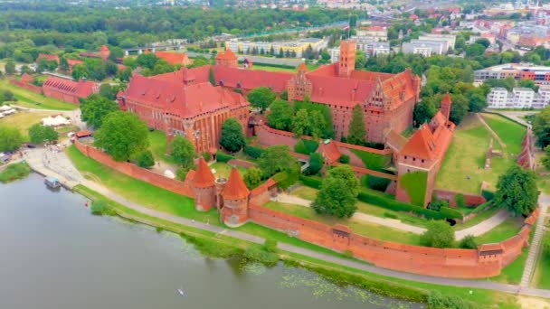 Malbork 'taki Tötonik Düzen Şatosu, Polonya' nın Malbork kenti yakınlarında 13. yüzyıldan kalma bir kaledir. Dünyadaki en büyük şato.. — Stok video