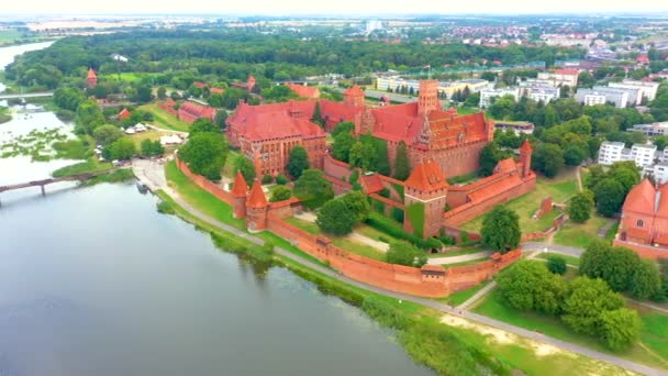 Castelo da Ordem Teutônica em Malbork é um castelo do século XIII localizado perto da cidade de Malbork, Polônia. É o maior castelo do mundo. — Vídeo de Stock