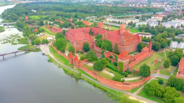 Castle of the Teutonic Order in Malbork is a 13th-century castle located near the town of Malbork, Poland. It is the largest castle in the world. — Vídeo de stock