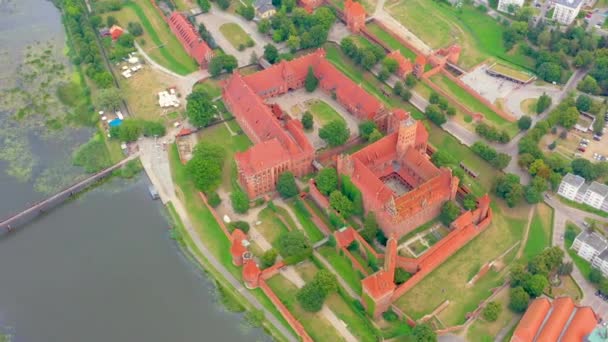 Aerial view of Castle of the Teutonic Order in Malbork, Malbork (Zamek w Maborku, Ordensburg Marienburg), suurin maitse maailmassa, Unescon maailmanperintökohde, Puola — kuvapankkivideo