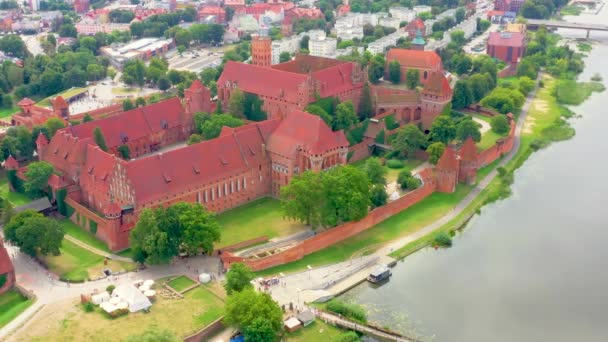 Malbork, Pomerania / Poland  Panoramic view of the medieval Teutonic Order Castle in Malbork, Poland - High Castle and St. Mary church — Wideo stockowe