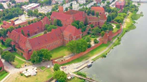 Malbork, Pomerania / Poland  Panoramic view of the medieval Teutonic Order Castle in Malbork, Poland - High Castle and St. Mary church — Stockvideo