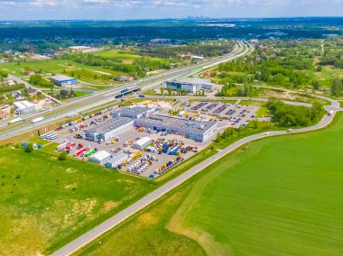 Malzeme deposunun havadan görüntüsü. Sanayi bölgesindeki lojistik merkezi yukarıdan. Lojistik merkezde yüklenen kamyonların hava görüntüsü