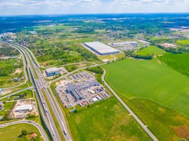 Malzeme deposunun havadan görüntüsü. Sanayi bölgesindeki lojistik merkezi yukarıdan. Lojistik merkezde yüklenen kamyonların hava görüntüsü