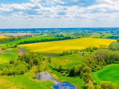Malzeme deposunun havadan görüntüsü. Sanayi bölgesindeki lojistik merkezi yukarıdan. Lojistik merkezde yüklenen kamyonların hava görüntüsü