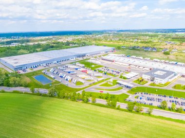 Malzeme deposunun havadan görüntüsü. Sanayi bölgesindeki lojistik merkezi yukarıdan. Lojistik merkezde yüklenen kamyonların hava görüntüsü