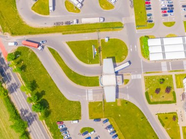 Malzeme deposunun havadan görüntüsü. Sanayi bölgesindeki lojistik merkezi yukarıdan. Lojistik merkezde yüklenen kamyonların hava görüntüsü