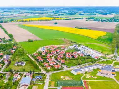 Terminaldeki renkli kamyonların hava görüntüsü boşaltılmayı bekliyor. Lojistik merkezinin üst görüntüsü. Ulaşım. Nakliye, teslimat. Uluslararası karayolu taşımacılığı.