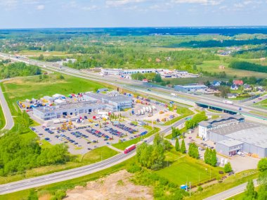 Malzeme deposunun havadan görüntüsü. Sanayi bölgesindeki lojistik merkezi yukarıdan. Lojistik merkezde yüklenen kamyonların hava görüntüsü