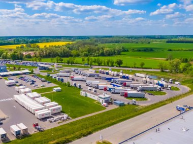 Malzeme deposunun havadan görüntüsü. Sanayi bölgesindeki lojistik merkezi yukarıdan. Lojistik merkezde yüklenen kamyonların hava görüntüsü