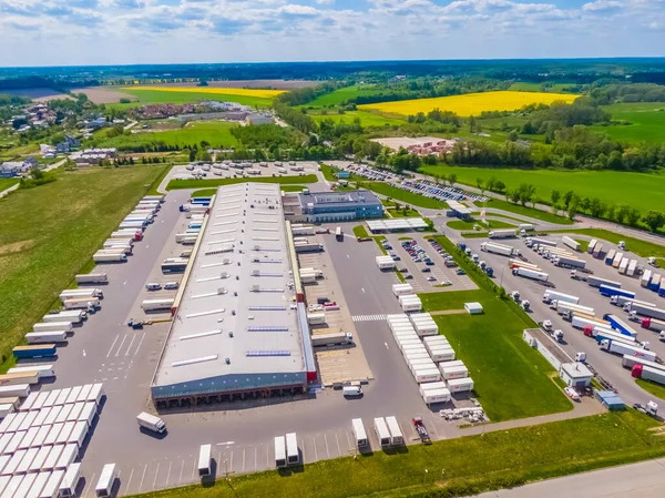 Depo depolama veya endüstriyel fabrika veya Lojistik Merkezi yukarıdan hava görünümünü. Sanayi Binaları ve kamyon üstten görünüm
