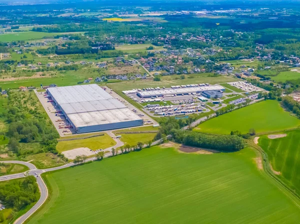 Malzeme deposunun havadan görüntüsü. Sanayi bölgesindeki lojistik merkezi yukarıdan. Lojistik merkezde yüklenen kamyonların hava görüntüsü