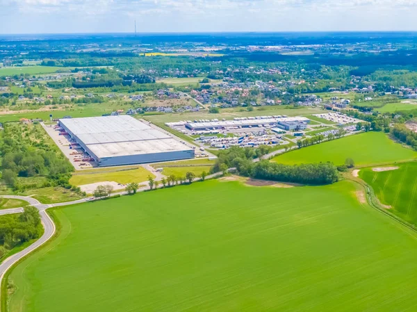 Malzeme deposunun havadan görüntüsü. Sanayi bölgesindeki lojistik merkezi yukarıdan. Lojistik merkezde yüklenen kamyonların hava görüntüsü