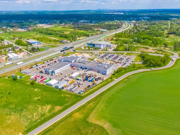 Malzeme deposunun havadan görüntüsü. Sanayi bölgesindeki lojistik merkezi yukarıdan. Lojistik merkezde yüklenen kamyonların hava görüntüsü