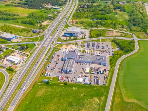 Malzeme deposunun havadan görüntüsü. Sanayi bölgesindeki lojistik merkezi yukarıdan. Lojistik merkezde yüklenen kamyonların hava görüntüsü