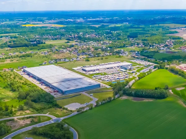 Malzeme deposunun havadan görüntüsü. Sanayi bölgesindeki lojistik merkezi yukarıdan. Lojistik merkezde yüklenen kamyonların hava görüntüsü