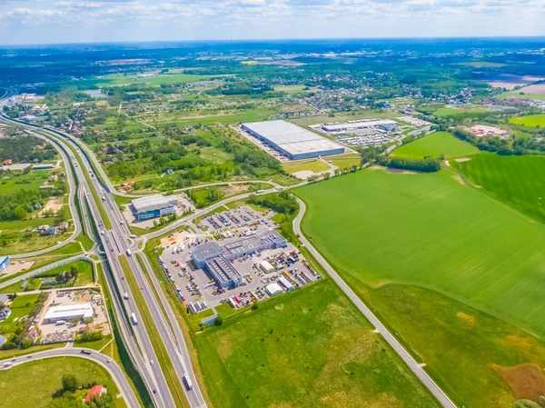 Malzeme deposunun havadan görüntüsü. Sanayi bölgesindeki lojistik merkezi yukarıdan. Lojistik merkezde yüklenen kamyonların hava görüntüsü