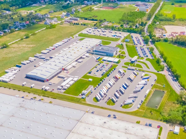 Malzeme deposunun havadan görüntüsü. Sanayi bölgesindeki lojistik merkezi yukarıdan. Lojistik merkezde yüklenen kamyonların hava görüntüsü