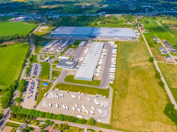Malzeme deposunun havadan görüntüsü. Sanayi bölgesindeki lojistik merkezi yukarıdan. Lojistik merkezde yüklenen kamyonların hava görüntüsü