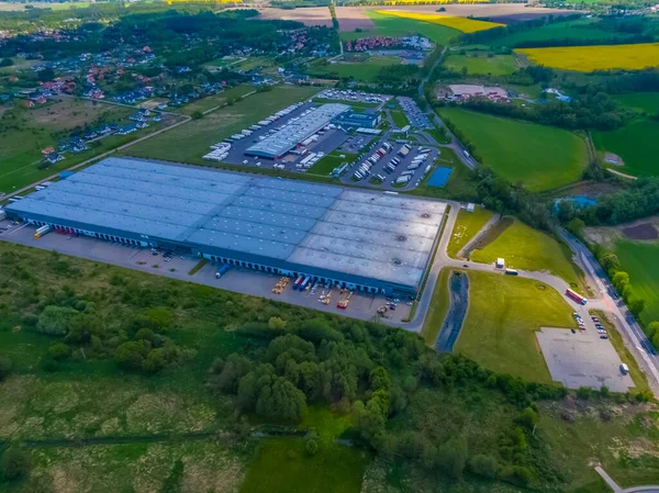 Malzeme deposunun havadan görüntüsü. Sanayi bölgesindeki lojistik merkezi yukarıdan. Lojistik merkezde yüklenen kamyonların hava görüntüsü