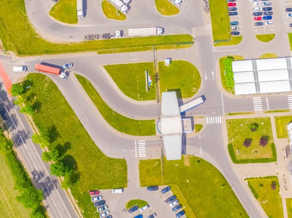 Malzeme deposunun havadan görüntüsü. Sanayi bölgesindeki lojistik merkezi yukarıdan. Lojistik merkezde yüklenen kamyonların hava görüntüsü