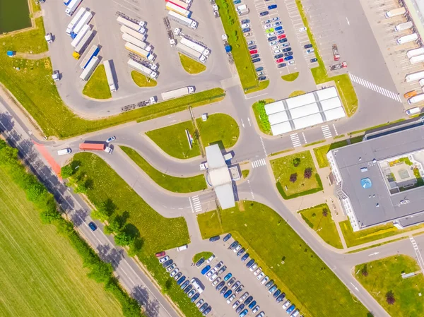 Depo depolama veya endüstriyel fabrika veya Lojistik Merkezi yukarıdan hava görünümünü. Sanayi Binaları ve kamyon üstten görünüm