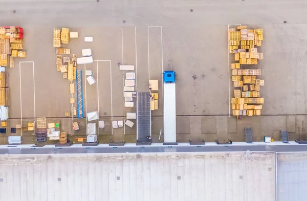 Depo depolama veya endüstriyel fabrika veya Lojistik Merkezi yukarıdan hava görünümünü. Sanayi Binaları ve kamyon üstten görünüm