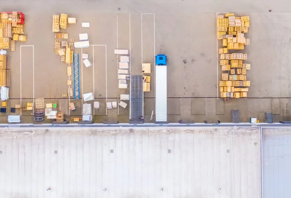 Depo depolama veya endüstriyel fabrika veya Lojistik Merkezi yukarıdan hava görünümünü. Sanayi Binaları ve kamyon üstten görünüm