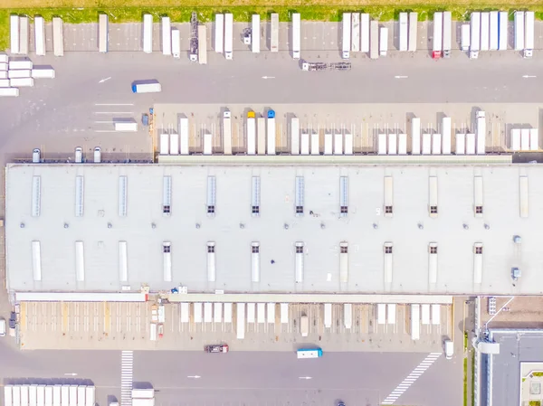 Depo depolama veya endüstriyel fabrika veya Lojistik Merkezi yukarıdan hava görünümünü. Sanayi Binaları ve kamyon üstten görünüm