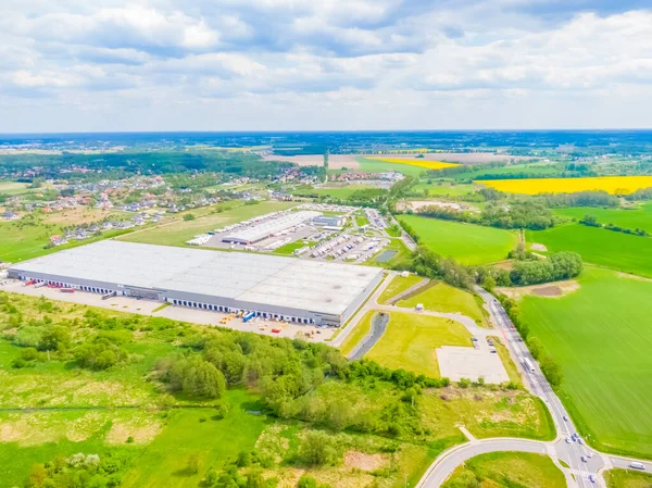 Terminaldeki renkli kamyonların hava görüntüsü boşaltılmayı bekliyor. Lojistik merkezinin üst görüntüsü. Ulaşım. Nakliye, teslimat. Uluslararası karayolu taşımacılığı.