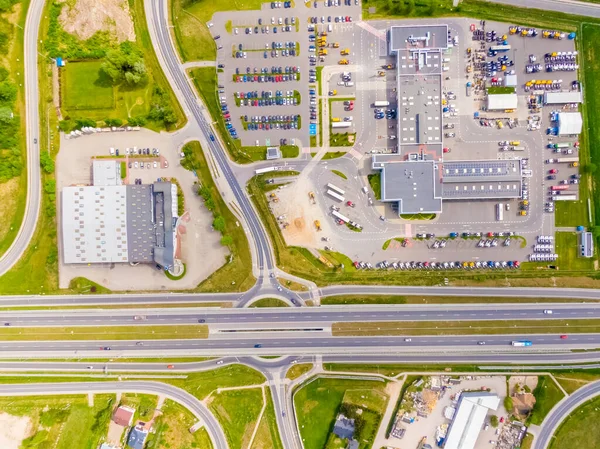 Terminaldeki renkli kamyonların hava görüntüsü boşaltılmayı bekliyor. Lojistik merkezinin üst görüntüsü. Ulaşım. Nakliye, teslimat. Uluslararası karayolu taşımacılığı.